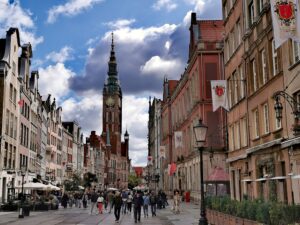 Zdjęcie ul. Długiej z Ratuszem w tle