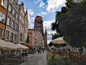 Zdjęcie ul. Piwnej z bazylika Mariacką w tle